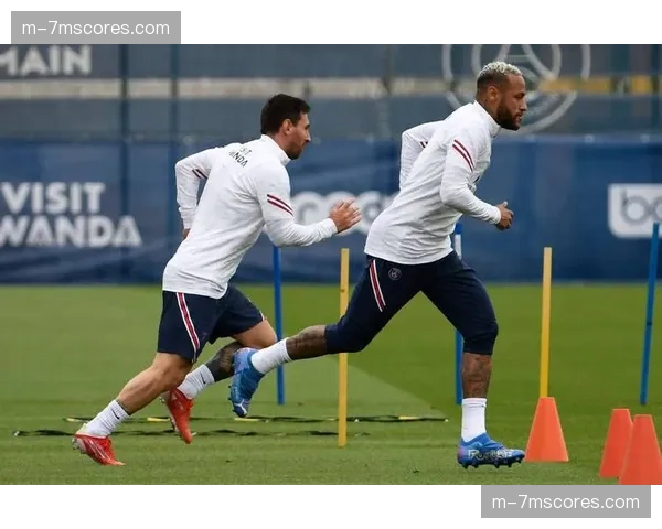 巴黎圣日耳曼举办“足球学院周”，向社区青少年开放训练课展示。