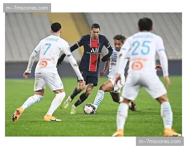 赛前发布会,朗斯主帅确认将变阵三中卫以应对巴黎的转换冲击 赛前发布会,朗斯主帅确认将变阵三中卫以应对巴黎的转换冲击