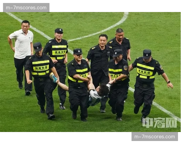 成都双流体育中心外的王代伟:为成都球迷来得晚而着急的老球迷 成都双流体育中心外的王代伟:为成都球迷来得晚而着急的老球迷